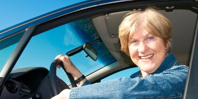 Polizei-Witz: Polizist hält Oma auf der Autobahn an